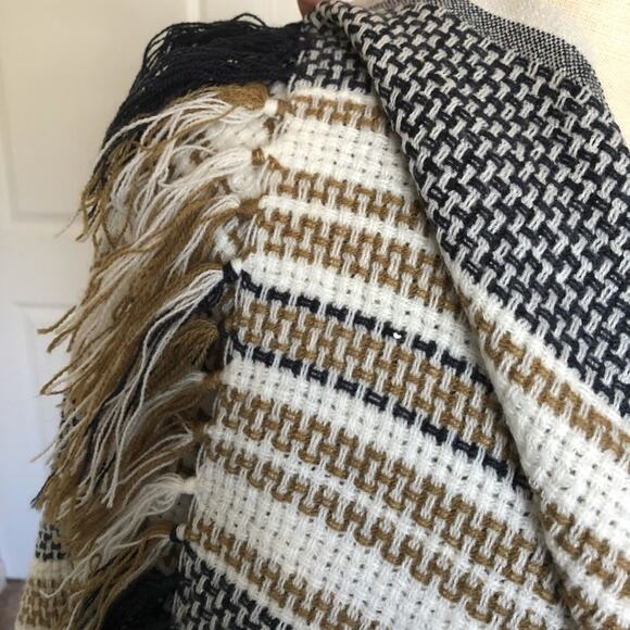 TREASURE & BOND Open Weave Tassel Ruana Navy Tan One Size NWT - Picture 5 of 5